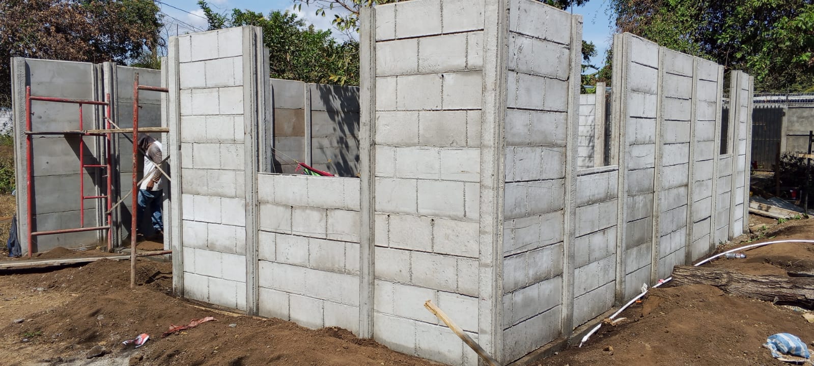Cerramiento perimetral completo con paneles prefabricados de bloques